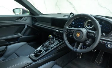 Porsche 911 GT3 TOURING (992) 13