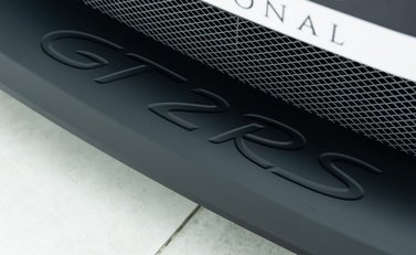 Porsche 911 GT2 RS Weissach (991) 30