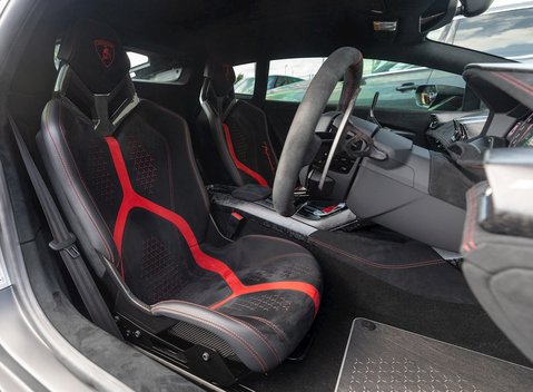 Lamborghini Huracan LP640-4 Performante 12