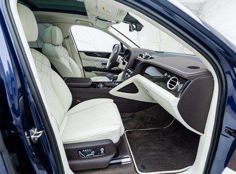 Bentley Bentayga V8 First Edition LHD 23