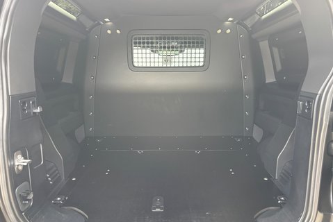 Land Rover Defender 90 D300 Hard Top X-Dynamic HSE 11