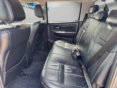 Toyota Hilux 3.0 D-4D Invincible Auto 4WD Euro 5 4dr 33