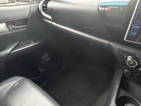 Toyota Hilux INVINCIBLE X 4WD D-4D DCB 40