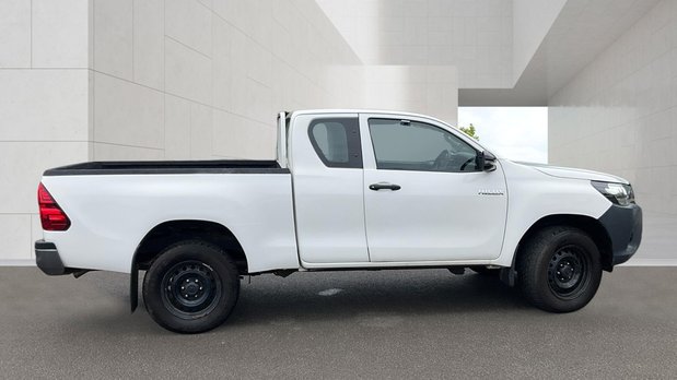 Toyota Hilux Active | 2.4 LT | Extended Cab | Tow Bar | Air Con | EURO 6 3