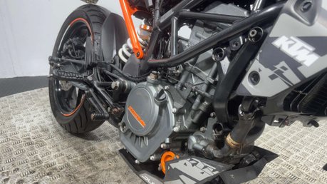 KTM Duke 2017 19K SPARES OR REPAIR PROJECT NAKED SUPERMOTO BIKE 125CC 19