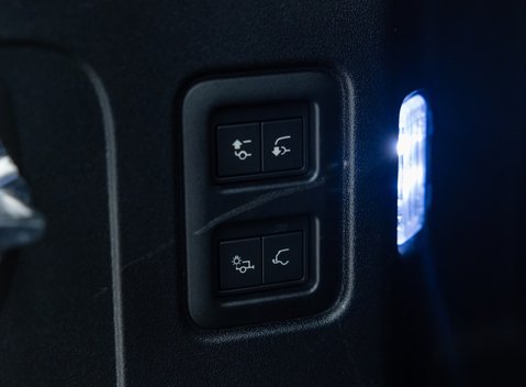 Land Rover Defender 110 V8 Bond Edition 46