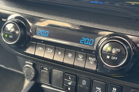 Toyota Hilux Invincible 4WD D-4D Double Cab Pickup 16