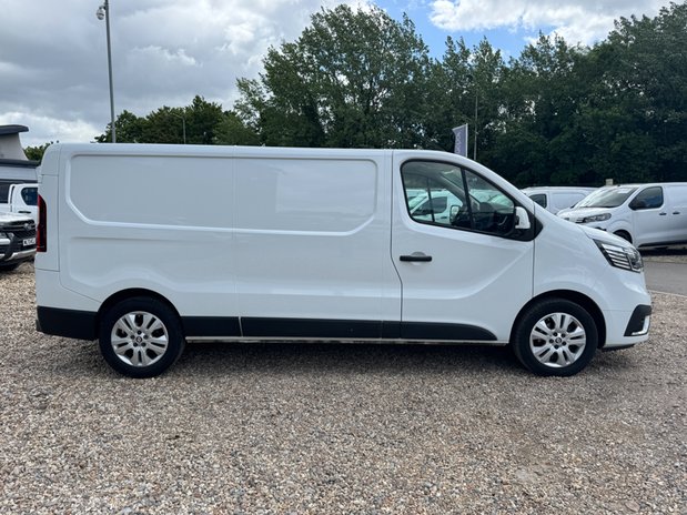 Renault Trafic LWB L2H1 Low Roof LL30 Extra Air Con Alloys Nav Sensors 5