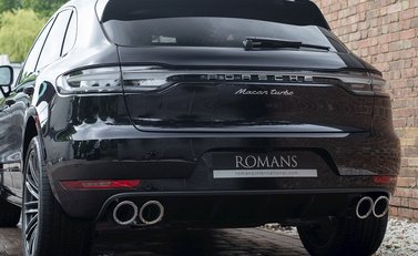 Porsche Macan Turbo 26