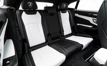 Lamborghini Urus 13