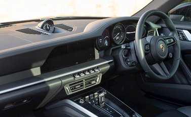 Porsche 911 Carrera 4S (992) 15