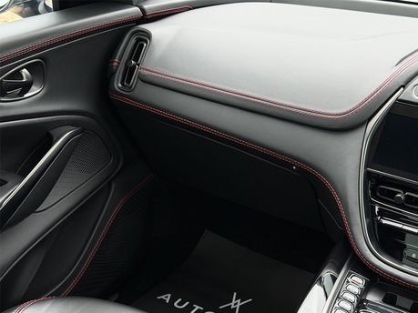 Aston Martin DBX V8 64