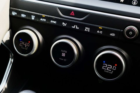 Jaguar E-Pace 2.0 E-PACE Chequered Flag AWD Auto 4WD 5dr 27