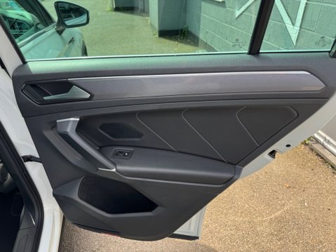 Volkswagen Tiguan R LINE TSI BMT 4MOTION DSG 38