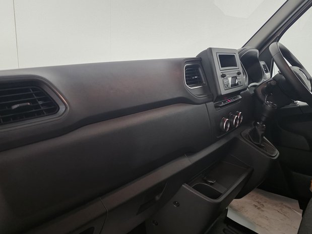 Renault Master RENAULT MASTER LWB DIESEL FWD LM35dCi 135 Business+ Medium Roof Van 17