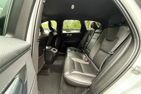 Volvo XC60 B4 R-DESIGN PRO AWD - 22 INCH ALLOY WHEELS - CRYSTAL WHITE PAINT 20