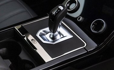 Land Rover Range Rover Evoque P300e R-Dynamic SE 21