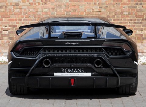 Lamborghini Huracan LP640-4 Performante 5
