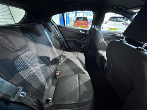 Ford Focus 1.0T EcoBoost ST-Line Euro 6 (s/s) 5dr 28