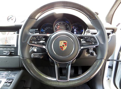 Porsche Macan Turbo 16