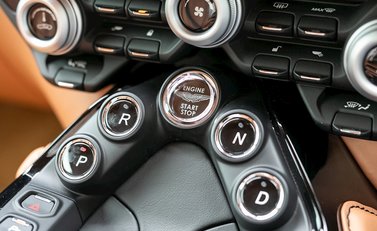 Aston Martin V8 Vantage 17