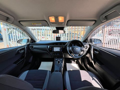 Toyota Auris VVT-I ICON TECH TOURING SPORTS 26