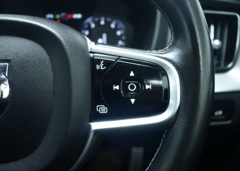 Volvo XC60 2.0 B5 MHEV R-Design SUV 5dr Petrol Hybrid Auto Euro 6 (s/s) (250 ps) 35