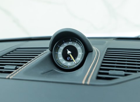 Porsche 911 GT3 TOURING (992) 19