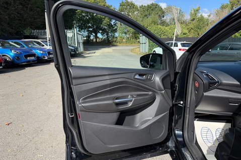Ford Kuga ST-LINE TDCI - FULL SERVICE HISTORY WITH 9 STAMPS! - NEW MOT 30