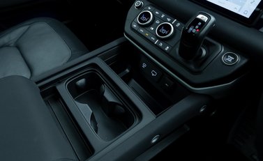 Land Rover Defender 90 D250 X-Dynamic SE URBAN 21