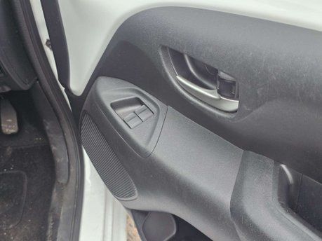 Toyota Aygo 1.0 VVT-i x-play Hatchback 5dr Petrol x-shift Euro 6 (Safety Sense) (71 ps) 31