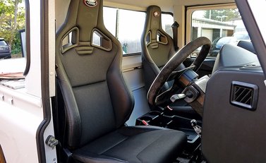 Land Rover Defender 90 Bowler Edition 12