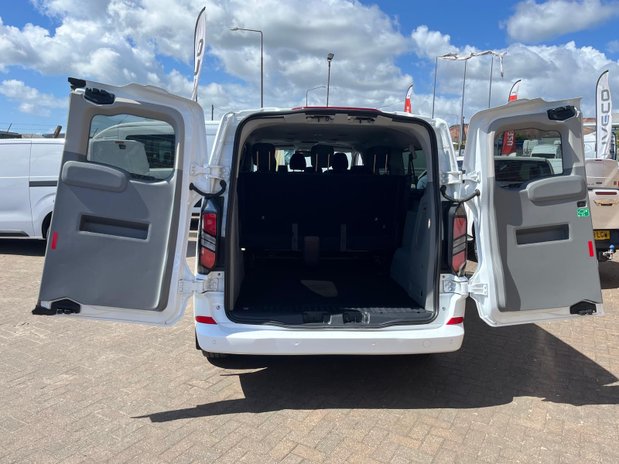 Ford Transit Custom TRANSIT CUSTOM 320 L2 DIESEL FWD 2.0 Eco Blue 136ps H1 Kombi Limited 9-Seat 16