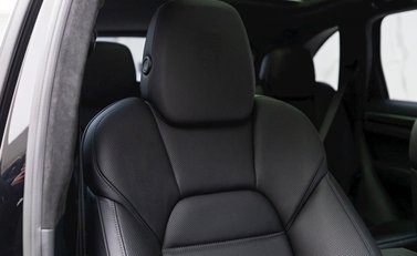 Porsche Cayenne Turbo S 11