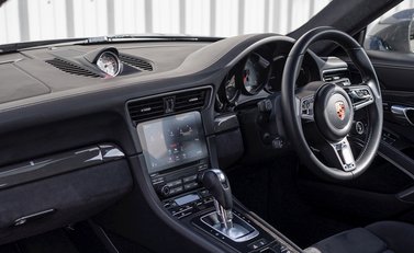 Porsche 911 Carrera GTS (991.2) 16