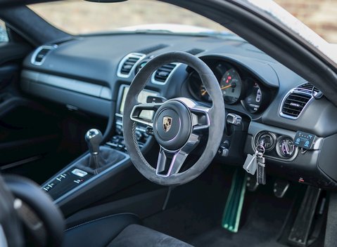Porsche Cayman GT4 11
