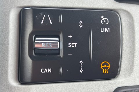 Land Rover Defender 90 D300 Hard Top X-Dynamic HSE 32
