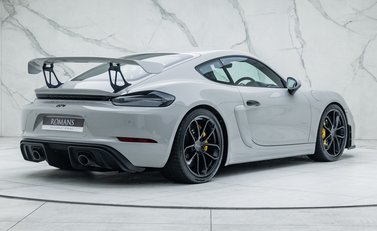 Porsche Cayman GT4 718 6