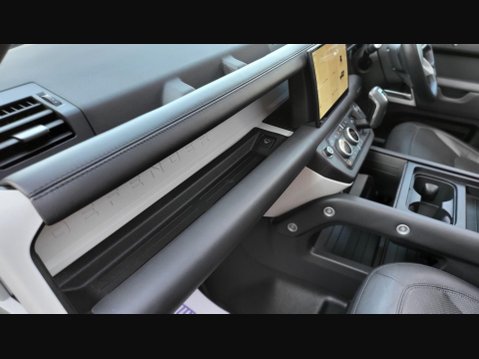 Land Rover Defender HSE MHEV 37