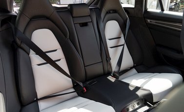 Porsche Panamera Turbo Sport Turismo 13