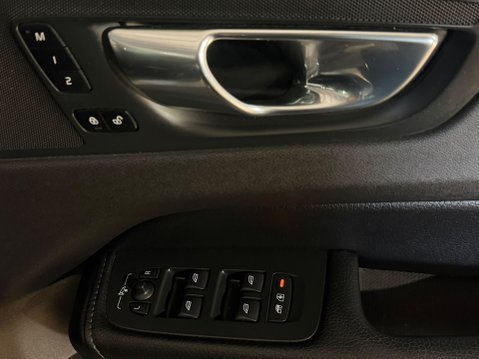 Volvo XC60 D4 MOMENTUM PRO AWD 23