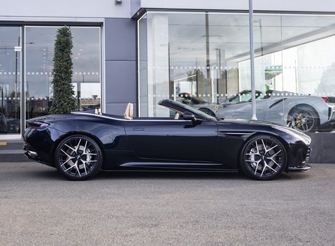 Aston Martin DB12 Volante 2