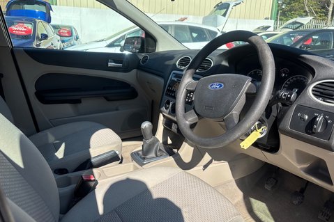 Ford Focus LX 16V.. CREAM UPHOLSTERY.. IDEAL FAMILY CAR.. NEW MOT 2