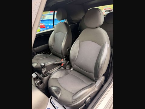 Mini Convertible 1.6 Cooper 2dr 17