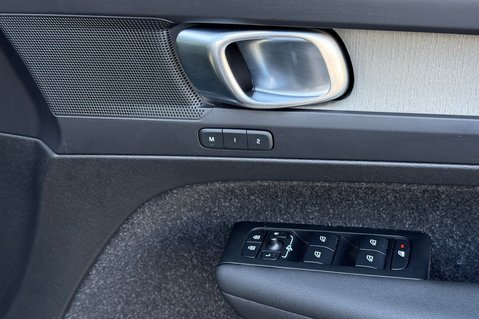 Volvo XC40 B4 INSCRIPTION PRO AWD MHEV - ONE OWNER - PAN ROOF - APPLE CARPLAY  36