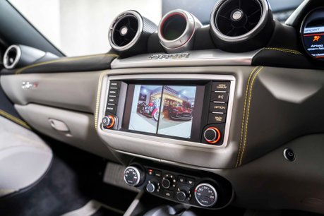 Ferrari California T. MAGNERIDE SUSPENSION. BESPOKE INTERIOR. TWO-TONE BODYWORK. CARPLAY. 37