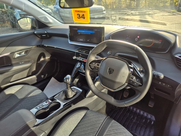 Peugeot 208 PURETECH ALLURE S/S 11