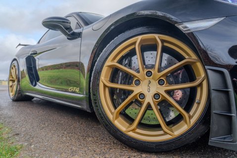 Porsche 718 Cayman GT4 23