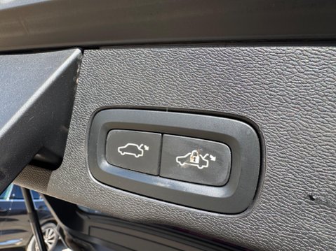 Volvo XC60 2.0 D5 PowerPulse R-Design Auto AWD Euro 6 (s/s) 5dr 39