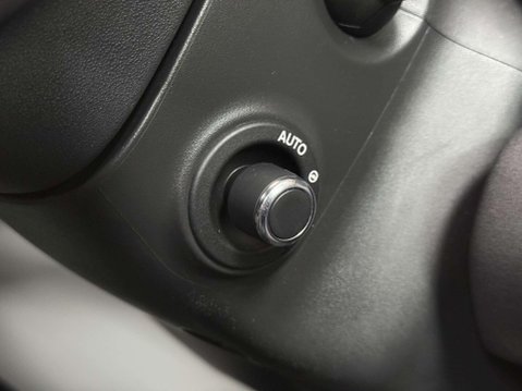 Land Rover Defender 3.0 D250 MHEV SE Hard Top SUV 5dr Diesel Auto 4WD MWB Euro 6 (s/s) (250 ps) 49